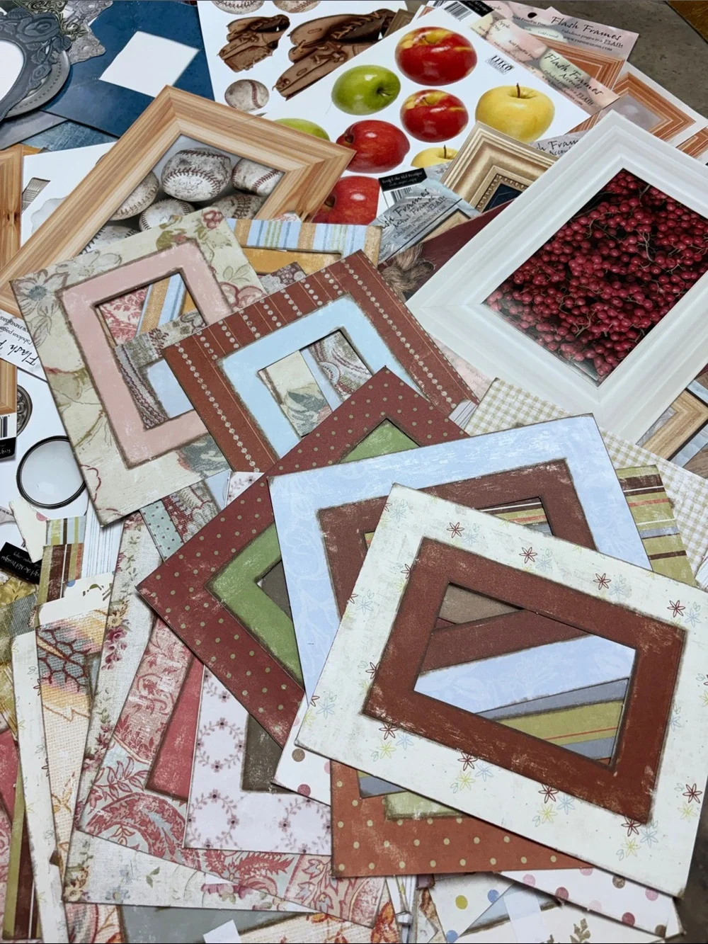 Scrapbooking Mixed Decorative Paper Frames - lot 53
